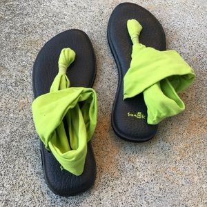 Sanuk womens yoga sling sandal size 7. Green/black